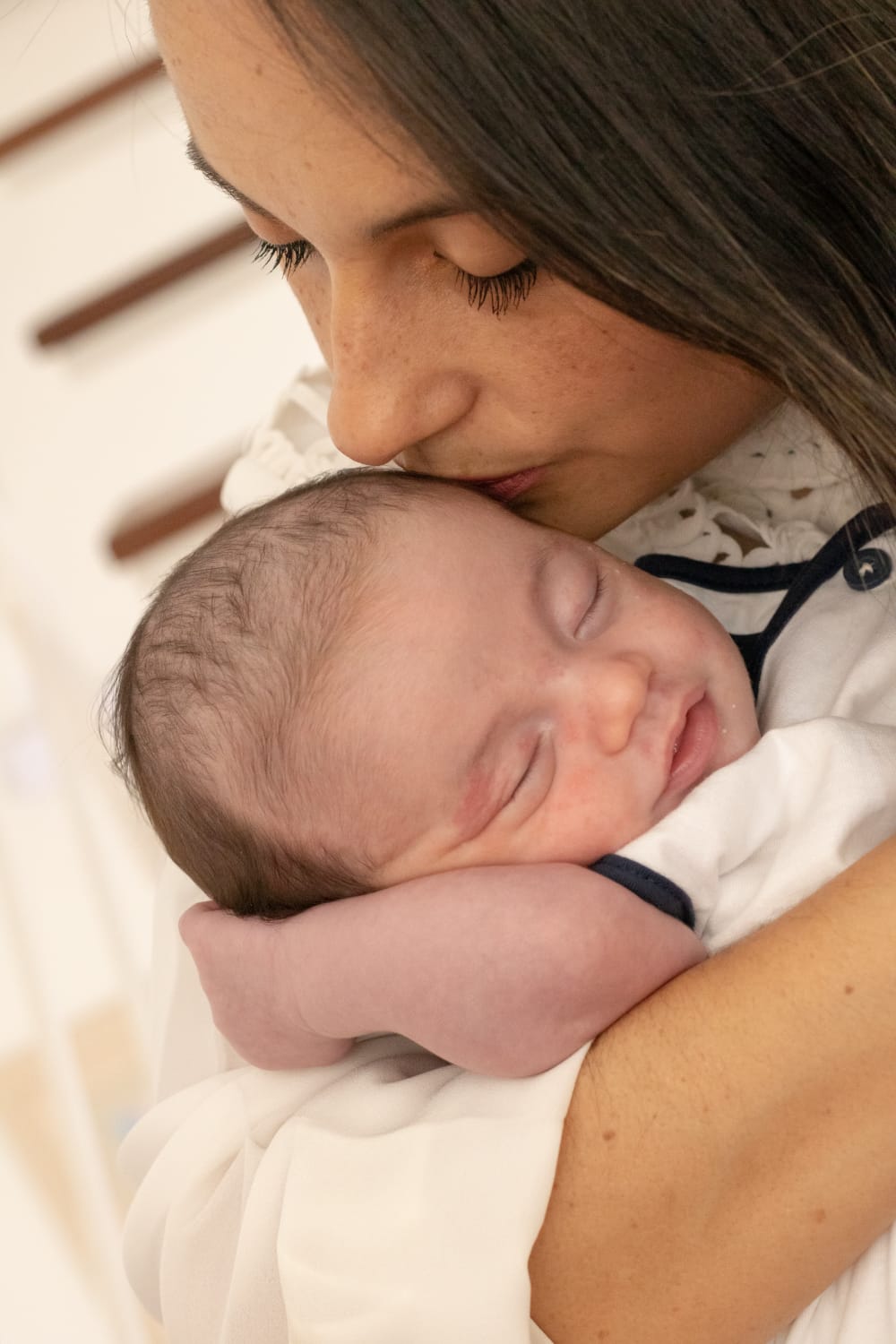 Paula Maia com bebê recém-nascido